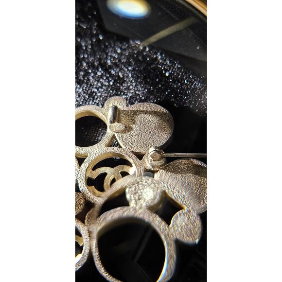 Vintage Chanel Metal Brooch with White Enamel CC Logos and Circular Detail - Picture 7 of 7